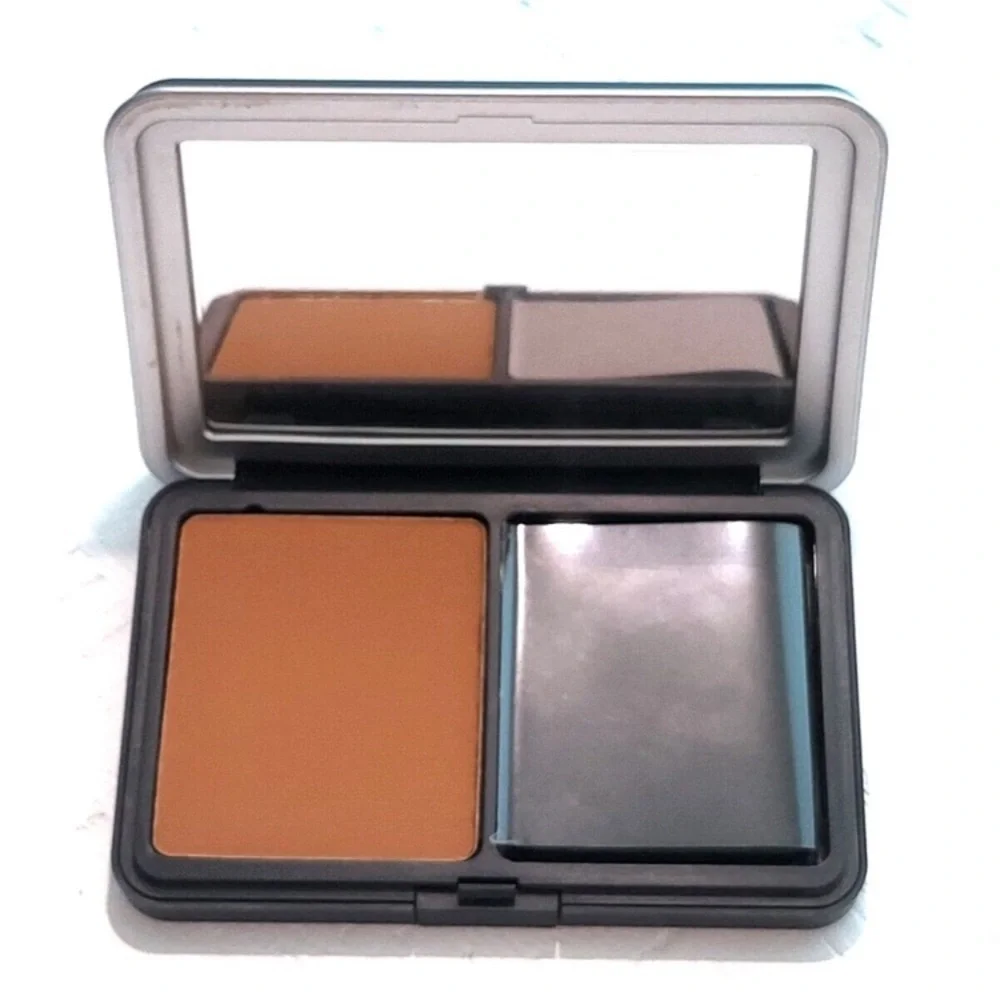 Make Up For Ever Matte Velvet Skin Blurring Powder Foundation –‎ R520 – NEW